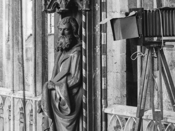 Apôtre du triforiu de l’église Saint-Martin de Hal et chambre technique. Détail d'un cl. all © KIK-IRPA