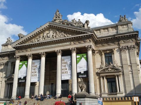 De la place du Samedi à la place de la Bourse 